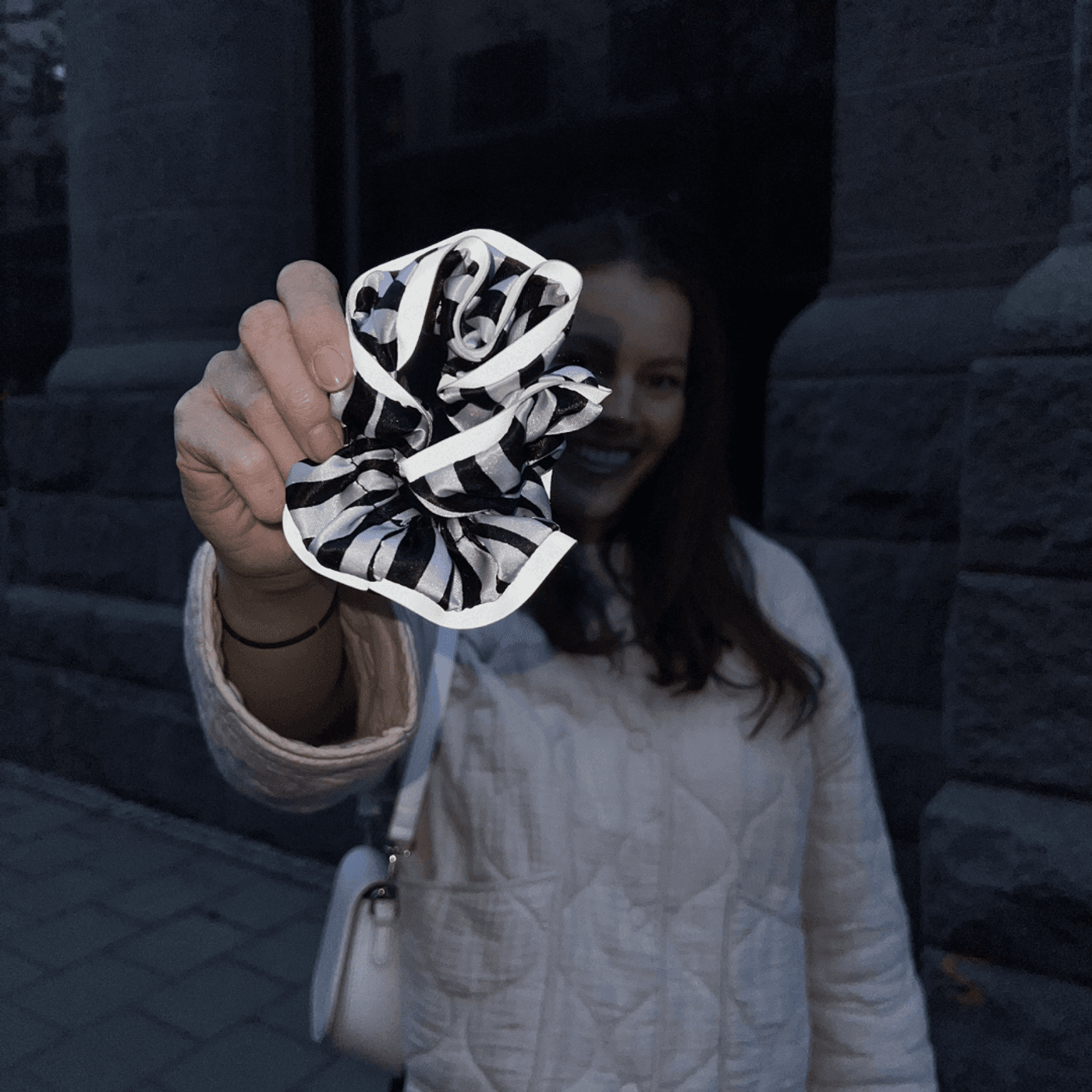 Morild Volang Scrunchie med refleks, hvit/sølv