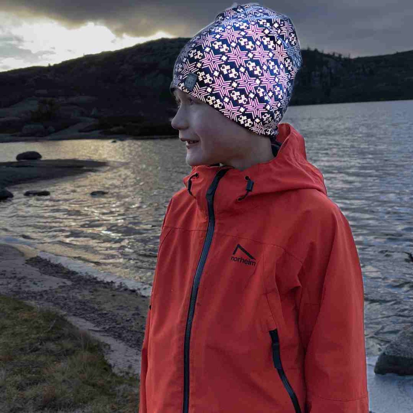 Morild Glitre Junior resirkulert lue med refleks, sort