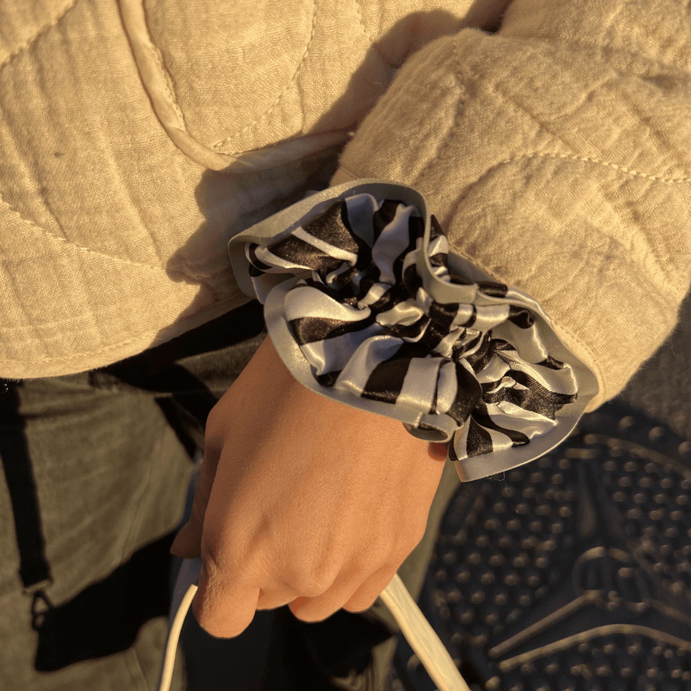 Morild Volang Scrunchie med refleks, hvit/sølv