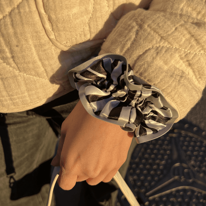 Hovedbilde Morild Volang Scrunchie med refleks, hvit/sølv