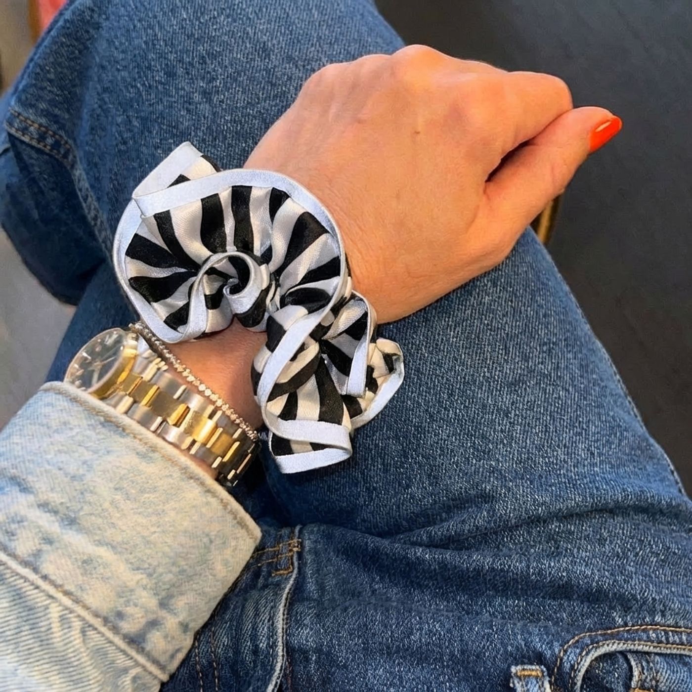 Morild Volang Scrunchie med refleks, hvit/sølv sebra